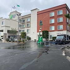 Hilton-Inn-stucco-soft-washing 1